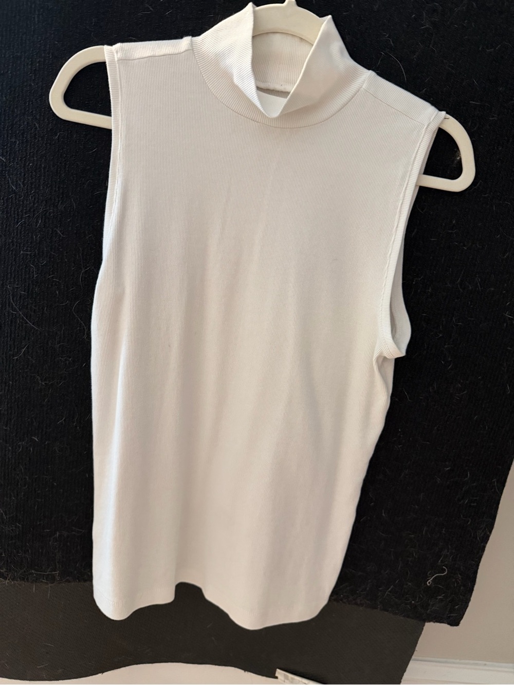 Sleeveless Turtleneck Top - white